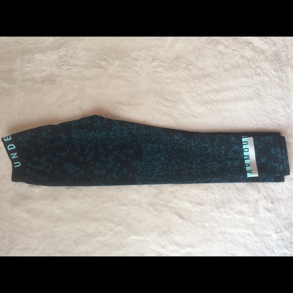 Under Armour Crop - Picture 2 of 2